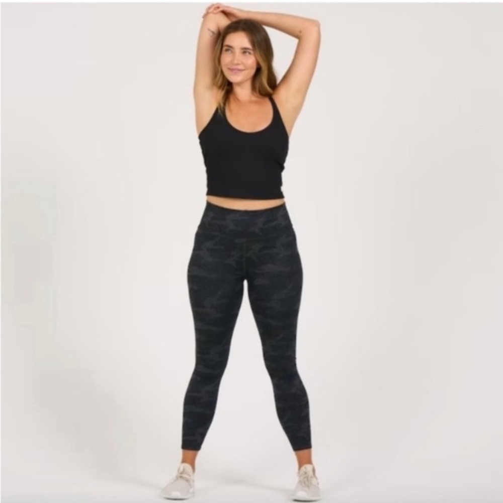 VUORI Rib Crop Tank in Black Size XS - Picture 3 of 7